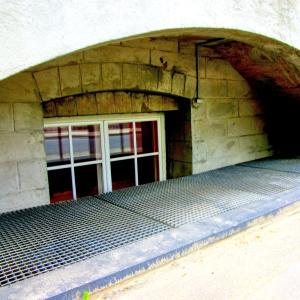 Puristehitsattu ritilä