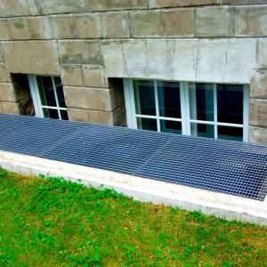 Puristehitsattu ritilä