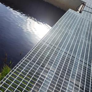 Puristehitsattu ritilä