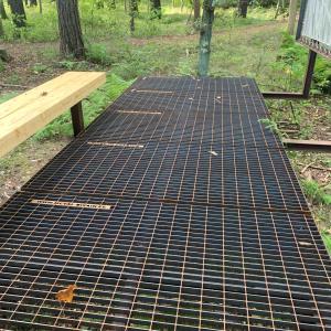 Puristehitsattu ritilä